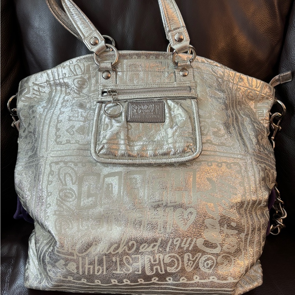 Vintage rare silver metallic Coach Poppy shoulder bag.